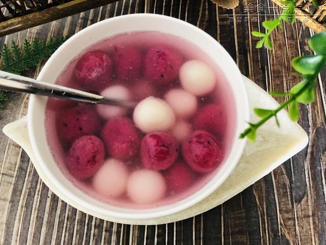 糖以后多煮一分钟以上,糖分就能够充分的入味,最后这道火龙果汤圆完成