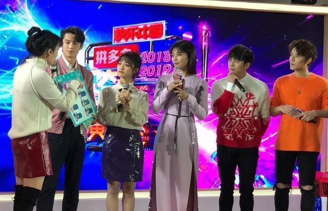 赖美云合影为了把腿拉p长坑惨沈月, 和李兰迪同框一对比, 沈月的腿真