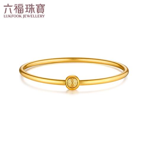 金手镯女六福珠宝