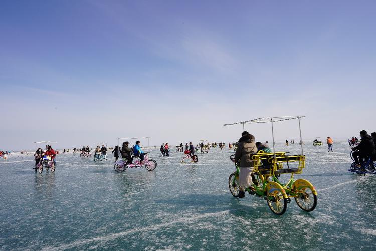2月15日在博斯腾湖大河口景区游客们正在冰面上骑自行车 郭玉顺摄