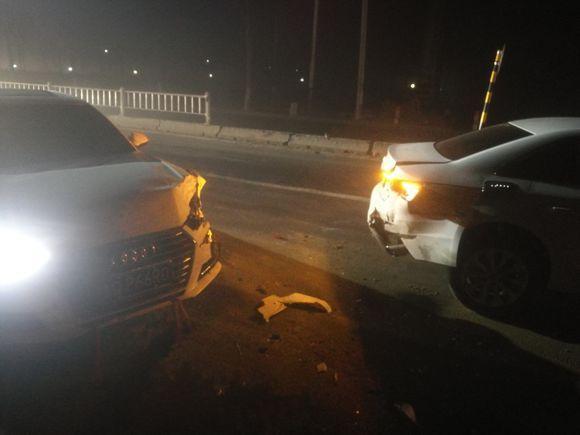 相同的奥迪a4撞车了 网友: 从没人拿两款相同的车测试过车头车尾