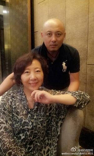 而高宏亮与胡焰的女儿也是29岁了,长得高挑漂亮,更像胡焰多一点,只是