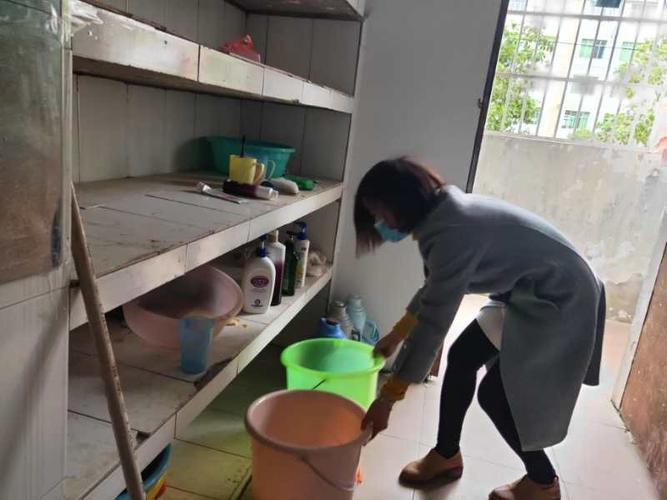 上犹三中全体教师携手校园清洁