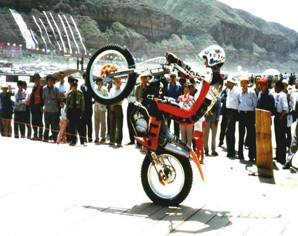 由于在特技表演上取得不错的成绩,1977年柯受良进入香港影视圈,担任