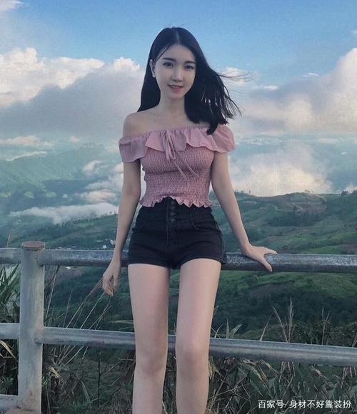 街拍:都是高颜值的美女,哪一位才适合当你的老婆!