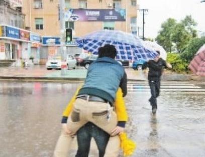 女子穿高跟鞋背男友过积水 自称女汉子