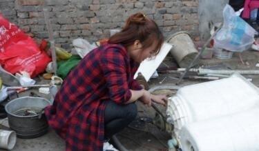 美女辞掉万元月薪工作扛麻袋收废品把日子过成诗