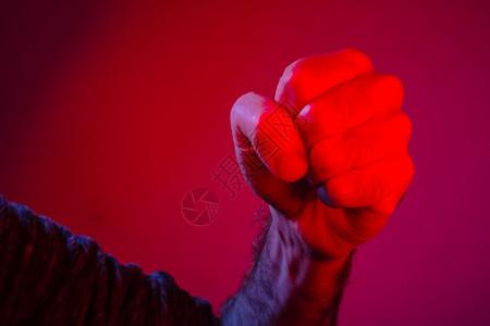 照片  |                         在愤怒中紧握着人的拳头