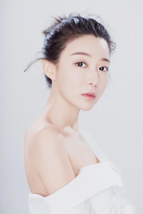 演员马赛优雅写真曝光 秀香肩锁骨尽显知性美