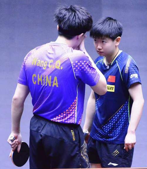 孙颖莎连拍王楚钦胳膊握手祝贺王楚钦帮孙颖莎搬行李好搭档