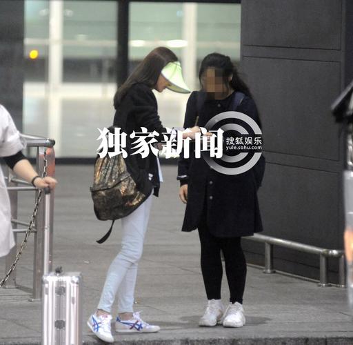姚笛深夜抵沪压低帽檐 亲切与粉丝们合影
