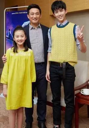 和吴磊的合影里也能看出,多多那完全是有无刘海都不影响颜值的,笑容