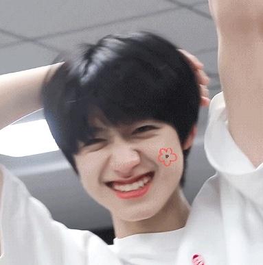 uu萌,有无朱志鑫正脸的可爱头像推荐