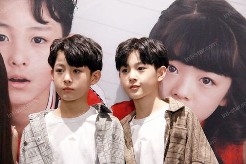 演员安悦溪携手国际星小艺人出席逗爸逗妈定档发布会