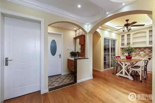 室内做了很多拱形门的设计,看上去十分优雅大方