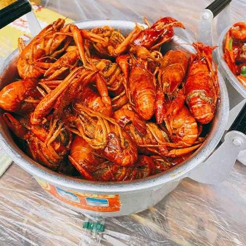 友锅卤虾总店-"环境的话就是今年满流行的怀旧复古风～就是.