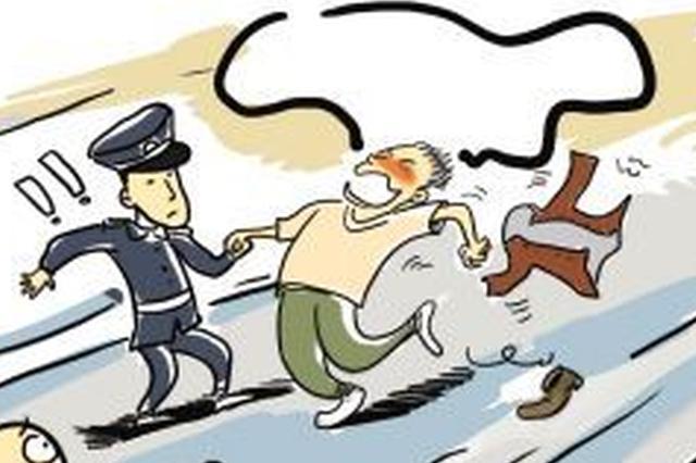 齐齐哈尔醉汉卧路边警察助醒酒竟然破命案