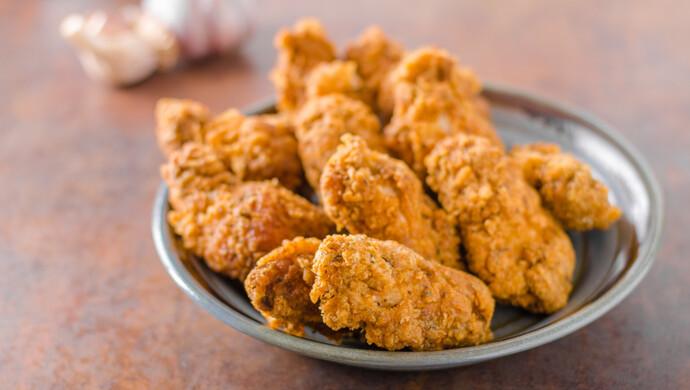 "术前血液检查时,从王先生血管中抽出来的血,在静置了一段时间后,竟