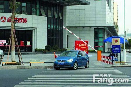 长平新一城车辆出入口正对大路斑马线