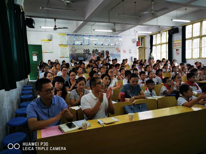 教研室副主任李芳,汉昌学区小学语文教研员丁越南,城北学校校长邓丹