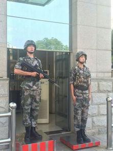 原创站岗时为何两名哨兵只有一把枪?就为吸取20多年前一惨痛教训
