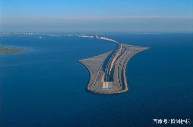 青岛胶州湾跨海隧道全长7,797公里,其中跨海域段4,095公里,于2011年6