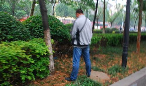 在4单元的位置,有一个8楼的一老头长期在通道边小便,造成环境极其污染