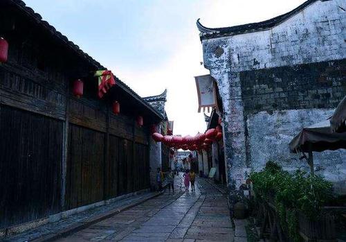 孔城老街总长约3公里,街道宽度为3米左右,街,巷,弄路面均为麻石所铺