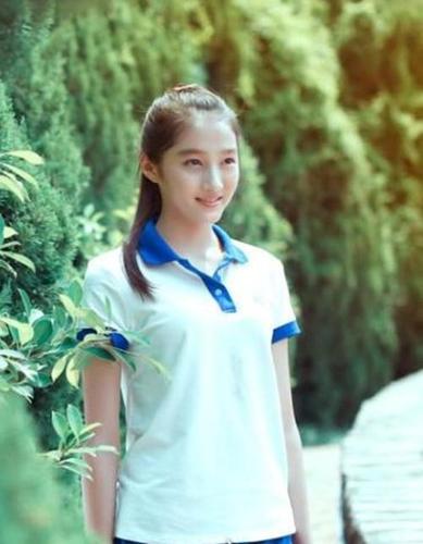 关晓彤本来就是充满朝气的学生,在电影《左耳》中的扮相就是本色