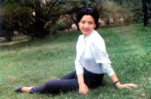 66岁李秀明年轻时真时尚,白衬衫搭西裤干净好看,微胖也穿得美