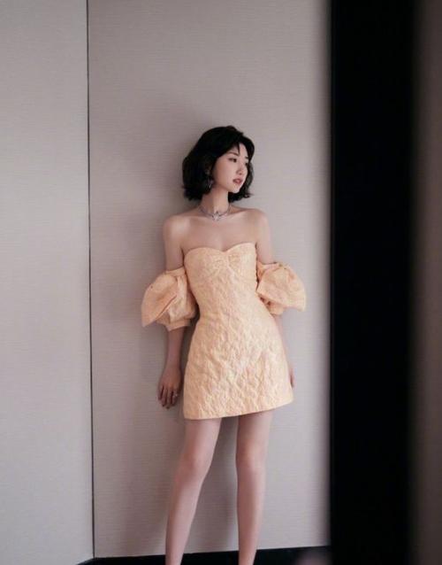 在这方面的经验毛晓彤可以说是非常丰富的,她的身高其实真的不是很高