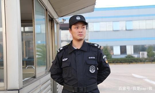 人事部统一面试,初审结束后,轮到保安队长亲自检查面试. 保安的