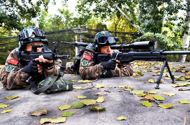 狙击手精确瞄准.梁蒋宇 摄