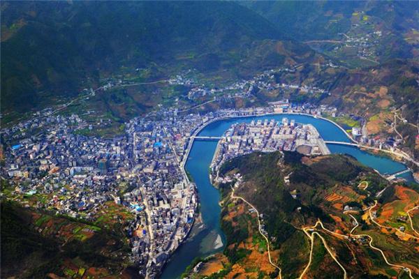 柞水溶洞 地方小吃:腊肉炒粉皮,柞水山野菜 岚皋县位于陕西南部,距