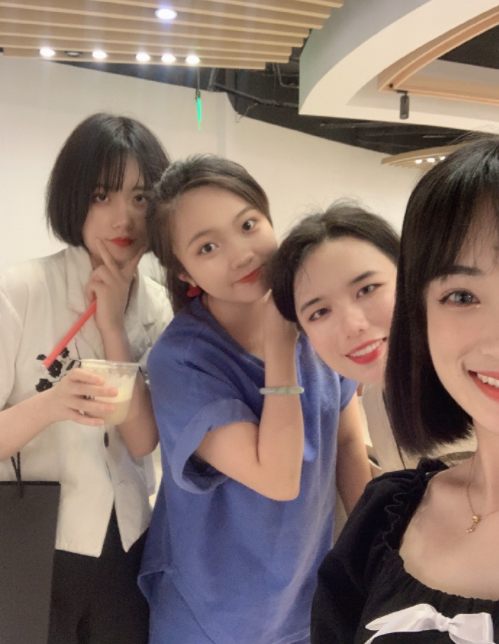 林妙可毕业聚餐照曝光,和美女同学同框颜值出众,穿短裤秀美腿