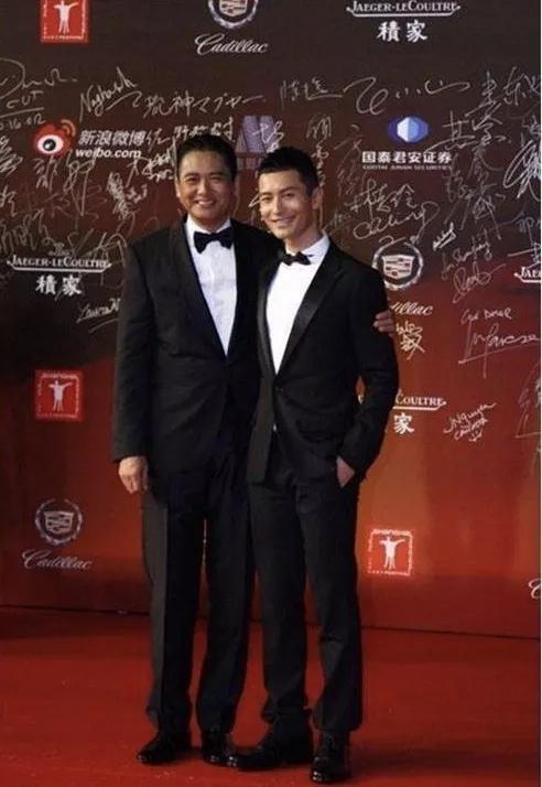 周润发自爆真实身高,跟他合过影的黄晓明躺枪 网友:教主尴尬了