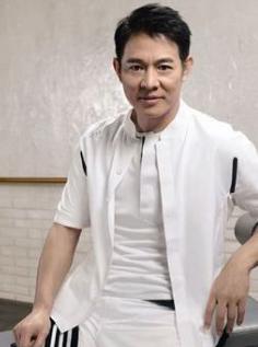 李连杰追要剩下300万片酬时,遭到嘉禾公司以及罗