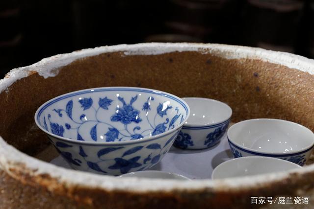 目前柴窑烧制瓷器品类较多,景德镇窑以蛋型窑烧制青花瓷,单色釉,釉里