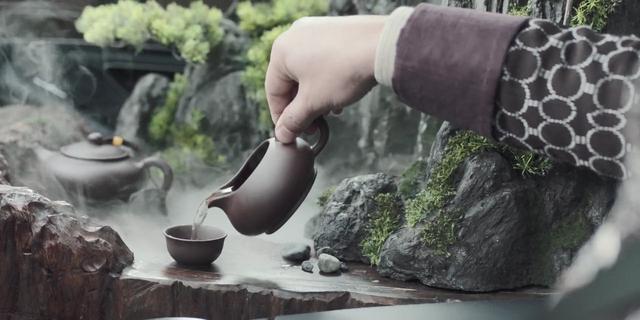《扫黑风暴》高明远有钱会玩,副驾驶的茶台,汤唯同款旗袍