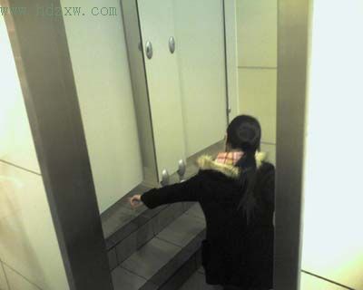 两女麦当劳如厕遭偷拍