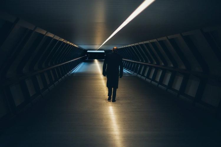 男人隧道孤独影子夜晚光线阴影人行道独自一人街道