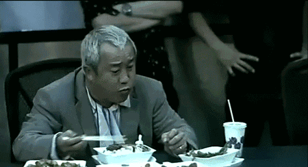 让我心心念的还是曾志伟吃盒饭的那一幕.