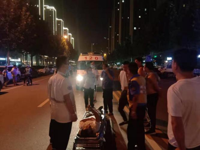 浐灞城管协力将受伤人员抬上救护车