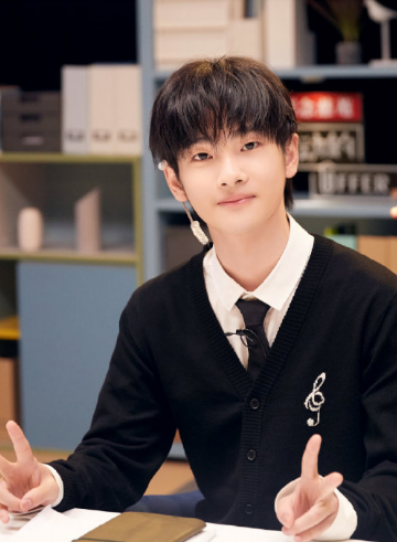 周震南:我不适合大背头,摄影师:试一试,看到成品想做他怀里的猫!