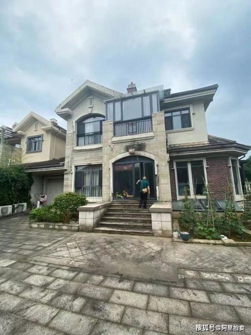 南昌市红谷滩新区一套二层别墅将以520万元司法拍卖,位于保利高尔夫