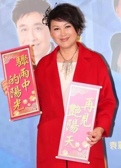 56岁陈秀雯和47岁陈松伶近照,一个独自带着儿子,一个嫁小8岁老公