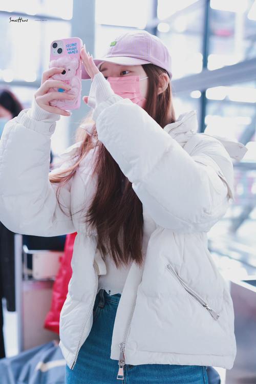 赵露思机场出发饭拍粉色棒球帽白色羽绒服软萌甜妹上线