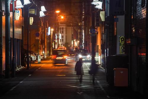 河上五彩斑斓的灯光,车灯路灯在潮湿地面上的反光,黑暗中孤零零的背影