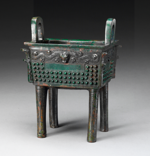 西周青铜鼎的鼎足为实心,而商代青铜鼎鼎足多为空心.