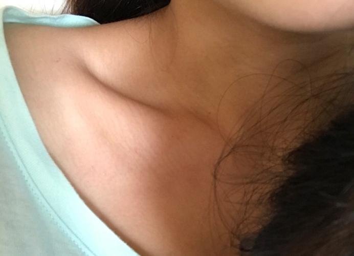 "麻麻…你这个是什么那么高…" "这是锁骨啊宝贝～" "那我怎么没有啊?